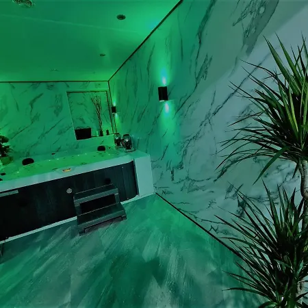Luxury 9ine The Exclusive Jacuzzi Apartment